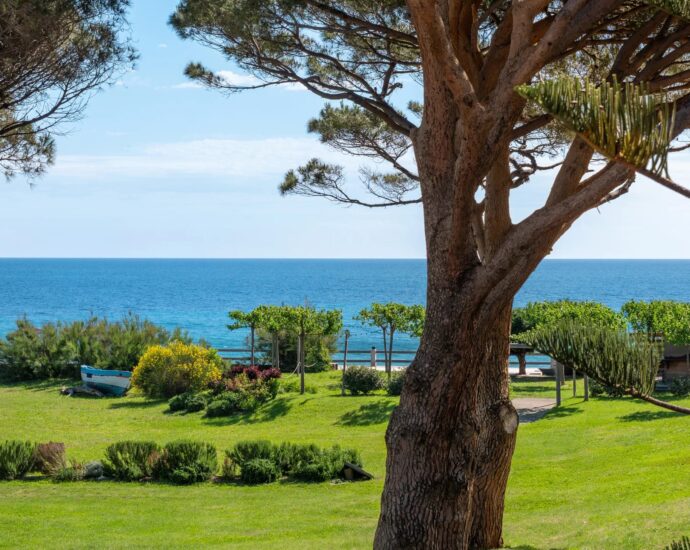Cap Corse, Sisco, private waterfront estate, 4 units and direct access