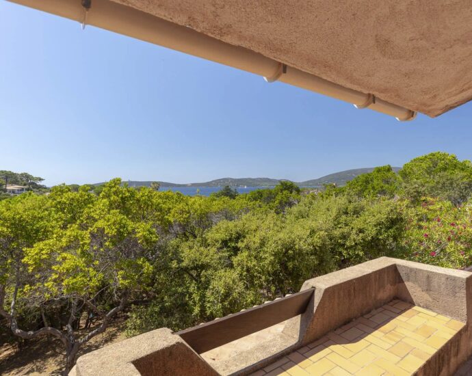 Exclusif, Porto-Vecchio, Domaine de Cala Rossa, villa à rénover avec vue mer et plage à pieds
