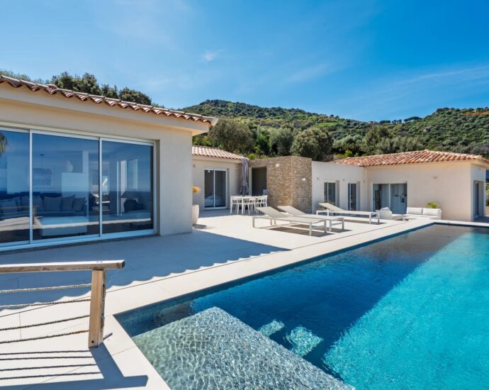 Corbara, villa 4 chambres, piscine à débordement, vue mer imprenable, proche plage