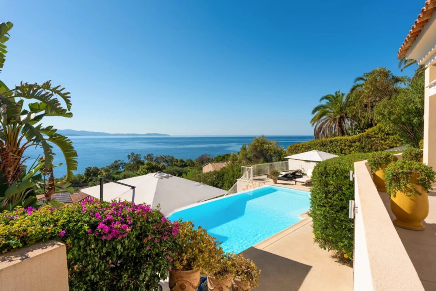 Ajaccio, route des Sanguinaires, Villa vue mer panoramique, 5 chambres, piscine à débordement, plage à pied