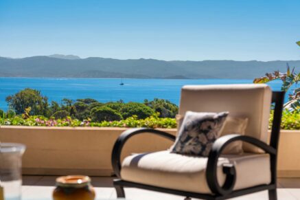Ajaccio, route des Sanguinaires, Villa vue mer panoramique, 5 chambres, piscine à débordement, plage à pied