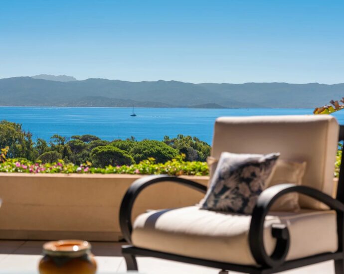 Ajaccio, route des Sanguinaires, Villa vue mer panoramique, 5 chambres, piscine à débordement, plage à pied