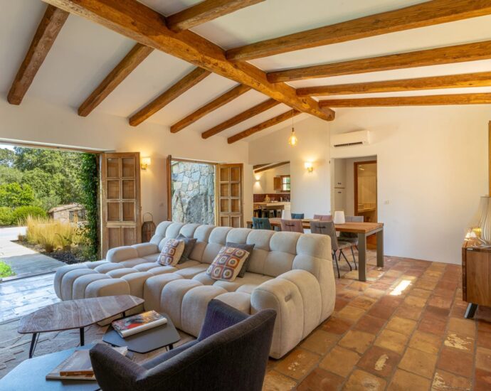 Produit rare : Bergerie d&rsquo;architecte neuve avec quatre chambres et une piscine à Porto-Vecchio