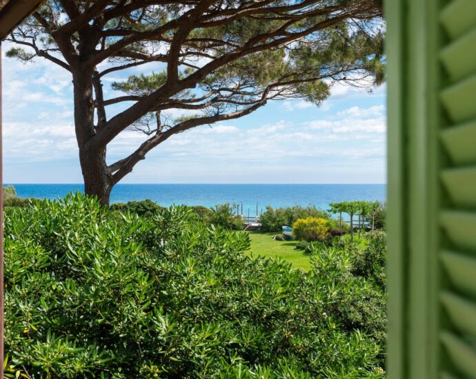Cap Corse, Sisco, private waterfront estate, 4 units and direct access
