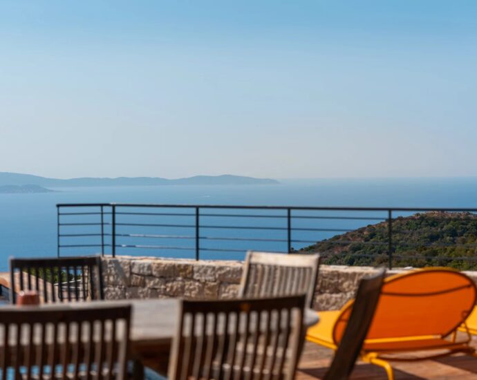 Ajaccio, Salario, Contemporary villa with panoramic sea views, high-end features, 4 suites, swimming pool, close to the beach