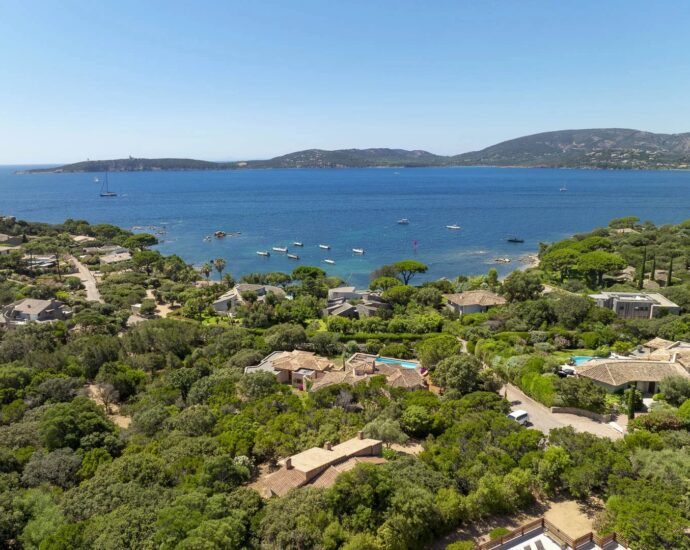 Exclusif, Porto-Vecchio, Domaine de Cala Rossa, villa à rénover avec vue mer et plage à pieds