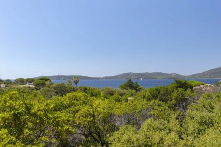 Exclusif, Porto-Vecchio, Domaine de Cala Rossa, villa à rénover avec vue mer et plage à pieds