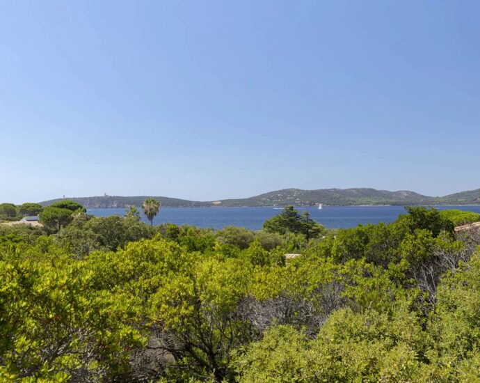 Exclusif, Porto-Vecchio, Domaine de Cala Rossa, villa à rénover avec vue mer et plage à pieds