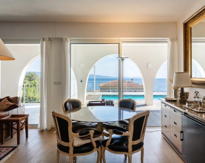 Ajaccio, Route des Sanguinaires, Villa vue mer panoramique, 4 chambres, piscine , plage à pied