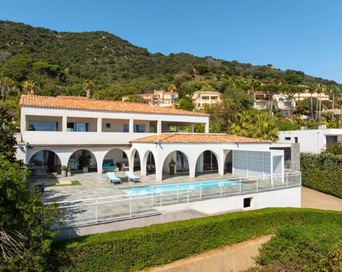 Ajaccio, Route des Sanguinaires, Villa vue mer panoramique, 4 chambres, piscine , plage à pied