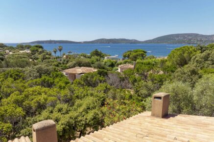 Exclusif, Porto-Vecchio, Domaine de Cala Rossa, villa à rénover avec vue mer et plage à pieds