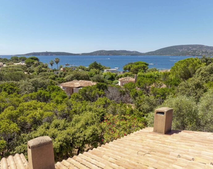 Exclusif, Porto-Vecchio, Domaine de Cala Rossa, villa à rénover avec vue mer et plage à pieds