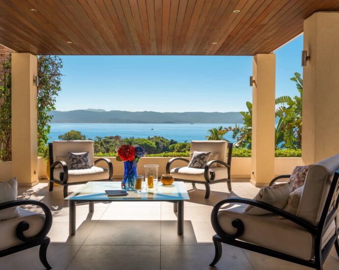 Ajaccio, route des Sanguinaires, Villa vue mer panoramique, 5 chambres, piscine à débordement, plage à pied