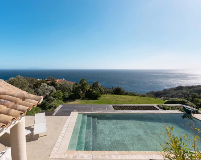 Cap Corse, Erbalunga, villa vue mer panoramique, piscine à débordement chauffée, proche Bastia