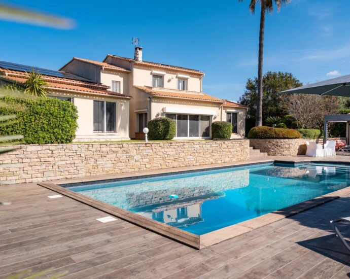 Ajaccio, Villa 4 chambres, piscine chauffée, pool house, aperçu mer, proche plage