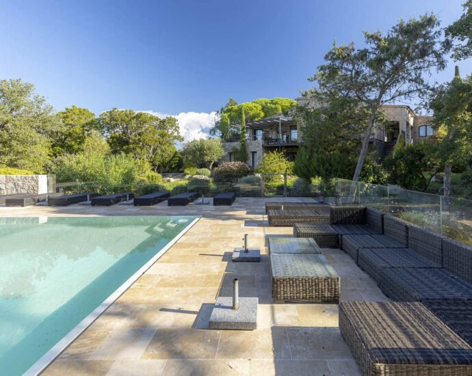 Porto-Vecchio, Domaine de Cala Rossa, Villa 7 bedrooms, pool and close to the beach