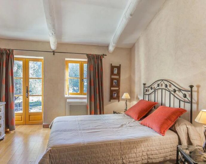 Proche Ile-Rousse, Villa 7 chambres, vue montagnes, piscine.