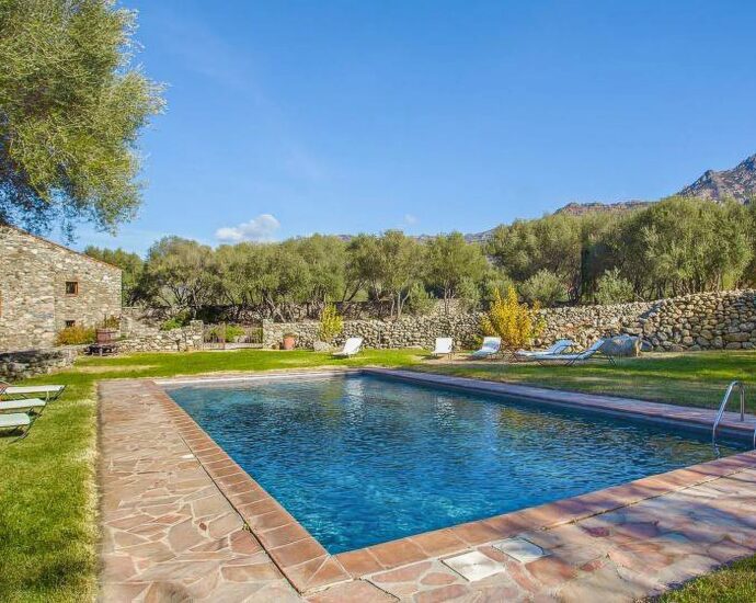 Near Ile-Rousse, 7-bedroom villa, mountain views, swimming pool.