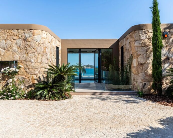Villa d’exception à Caramontino – Création d’architecte, vue mer panoramique & plage à pied