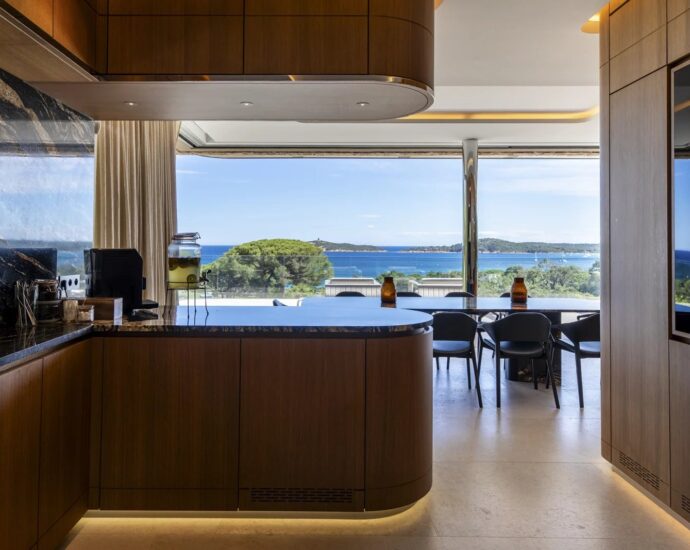 Villa d’exception à Caramontino – Création d’architecte, vue mer panoramique & plage à pied