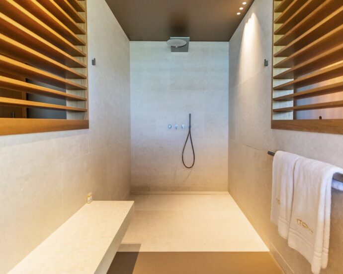 Villa d’exception à Caramontino – Création d’architecte, vue mer panoramique & plage à pied