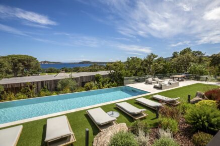 Villa d’exception à Caramontino – Création d’architecte, vue mer panoramique & plage à pied