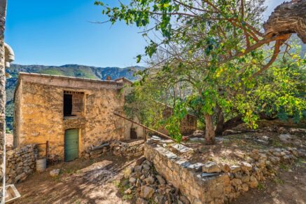 Exclusivité, Balagne, Occhiatana, Maison de Maître à rénover, 12 pièces, dépendance, vue montagnes, proche de L&rsquo;Île-Rousse et des plages