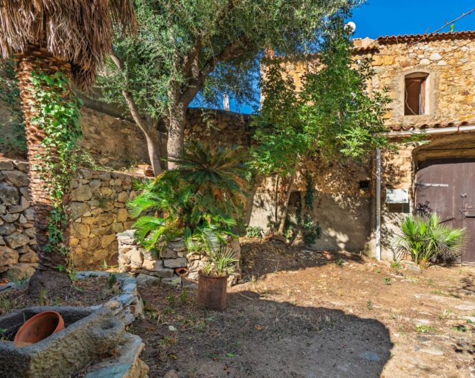 Exclusivity, Balagne, Occhiatana, Manor House to Renovate, 12 Rooms, Outbuilding, Mountain Views, Close to L’Île-Rousse and the Beaches