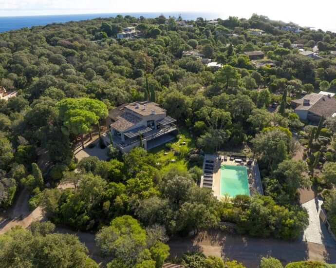 Porto-Vecchio, Domaine de Cala Rossa, Villa 7 bedrooms, pool and close to the beach