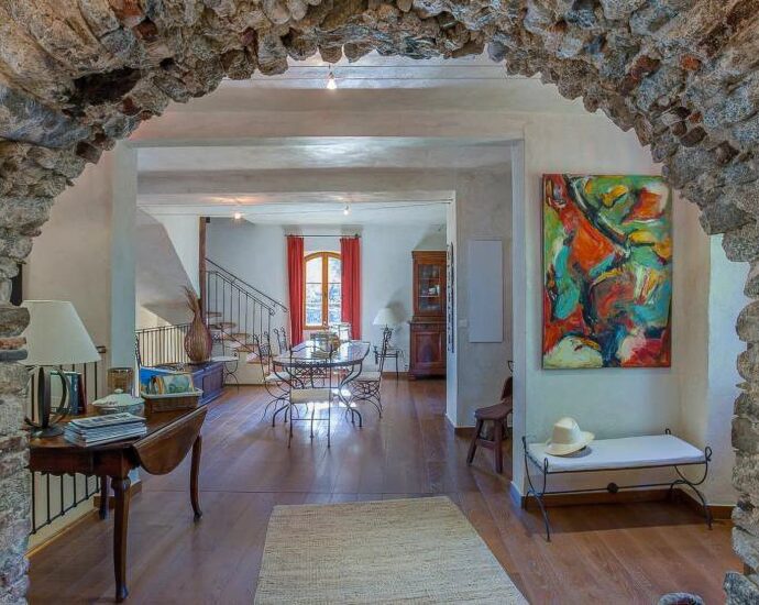 Proche Ile-Rousse, Villa 7 chambres, vue montagnes, piscine.