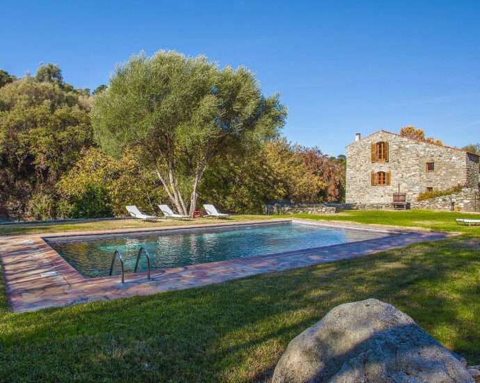 Proche Ile-Rousse, Villa 7 chambres, vue montagnes, piscine.