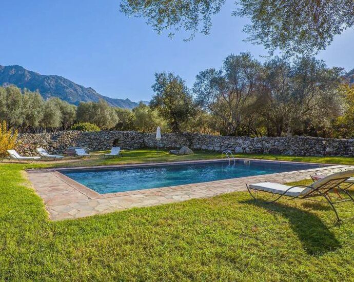 Proche Ile-Rousse, Villa 7 chambres, vue montagnes, piscine.
