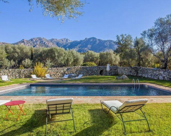Proche Ile-Rousse, Villa 7 chambres, vue montagnes, piscine.
