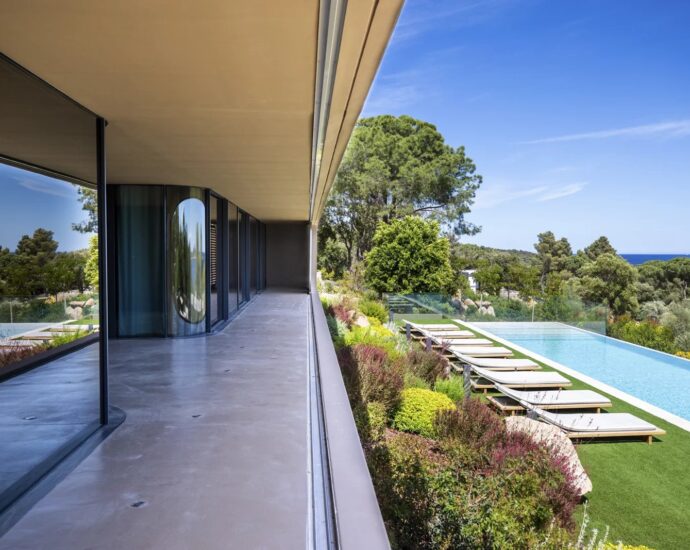 Villa d’exception à Caramontino – Création d’architecte, vue mer panoramique & plage à pied